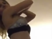 外國洋妞扭動豐臀自拍跳舞