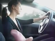 條女揸車時幫男友打手槍