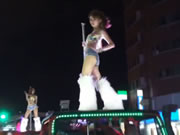 台北戶外汽車上跳鋼管舞表演