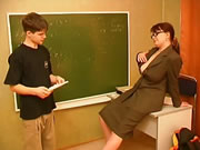 發姣俄國女老師調戲男學生同佢扑嘢