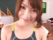 喺教室里嘅甜美泳衣後生女 櫻心美