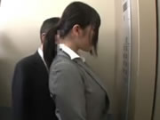 上原亜衣 日常事件集 電梯挑逗男同事
