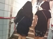 街道偷拍女子裙下風光