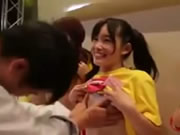 日本片商所舉辦的 摸乳捐款 慈善活動