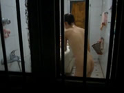 男子極度邪淫 偷睇女人沖涼