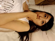 著T恤嘅靚女難受撫摸自慰