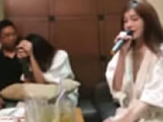 喺KTV包厢裸體嘅發姣酒吧女