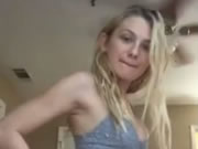 歐美金髮少女用手機自拍騷完美身材