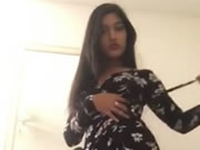 印度少女脫掉漁網襪展示佢嘅曲線美