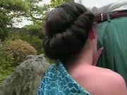 經典日本AV 懷舊和服女優享受喺戶外口愛