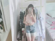淫女粉紅上衣牛仔短褲玩下體