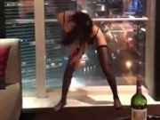 條女喺豪華客房跳勁舞