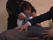 眾男對清純學生妹唯井真尋各種玩