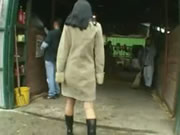 女郎喺馬場同多壯男扑嘢